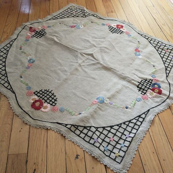 Tablecloth Linen Hand Embroidered Floral Square Crochet Natural Scalloped 33x33" - Picture 7 of 7